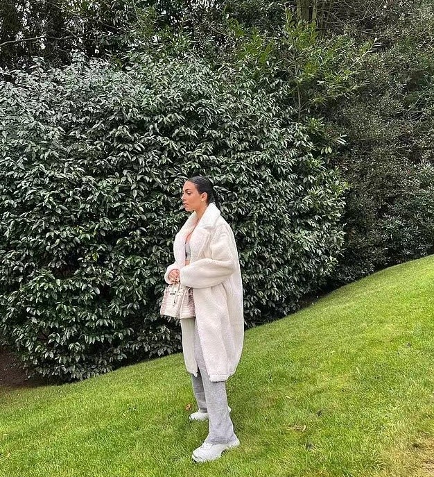 C罗小9岁未婚妻喜怀双胞胎!裹皮草大衣当阔太,孕肚掩不住马甲线