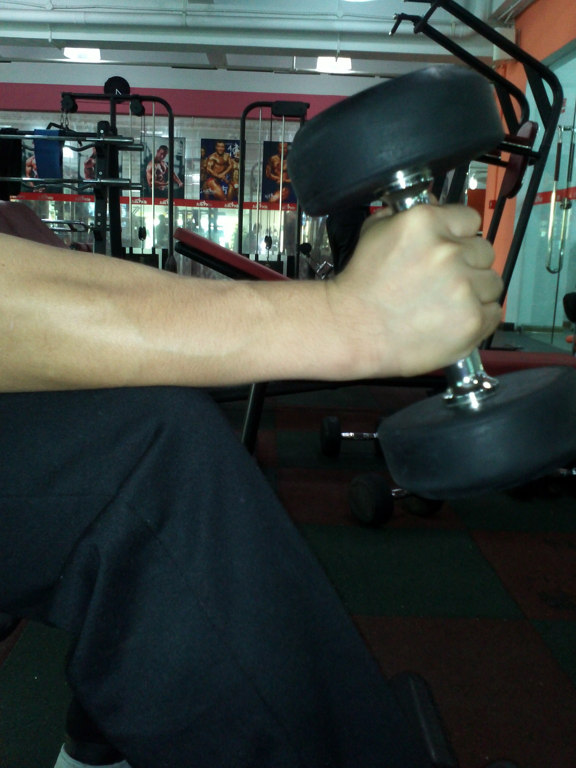 健身房抗阻力训练减脂动作讲解,健身房男人暴汗减脂训练教程