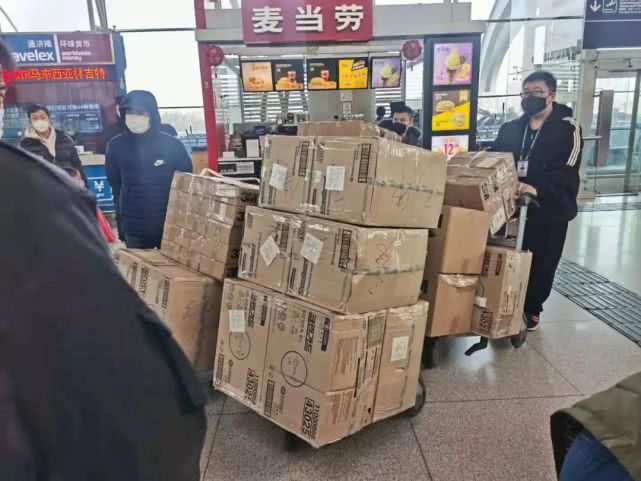 直击坚守一线风雨逆行,直击前线