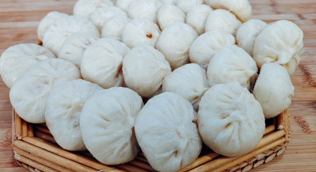 双擀面杖擀小笼包皮教程,小笼包现做现蒸的方法