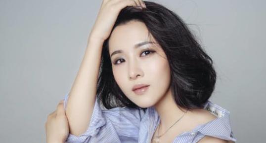 男篮世界杯节目女主播大火，被誉“浙传校花”，靠专访詹姆斯成名