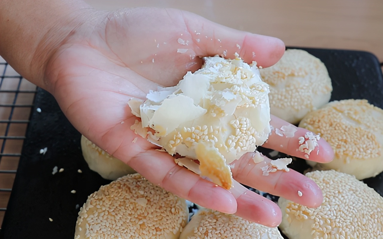 黄桥烧饼层层叠叠的一口酥香,新鲜出炉的黄桥烧饼外酥里嫩