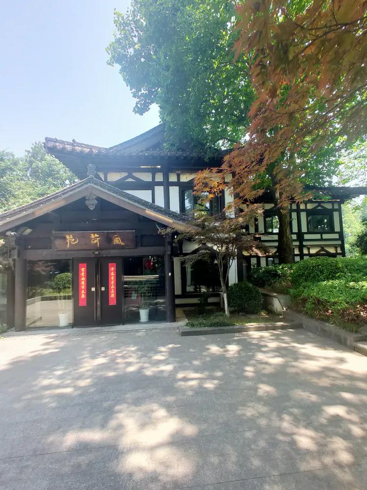 曾作为禁地，与外界隔绝二百六十多年的“玄武湖”，今日锣鼓喧天