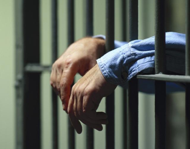 家人吸毒被拘留我们应该怎么做,如果被人故意吸毒品怎么办