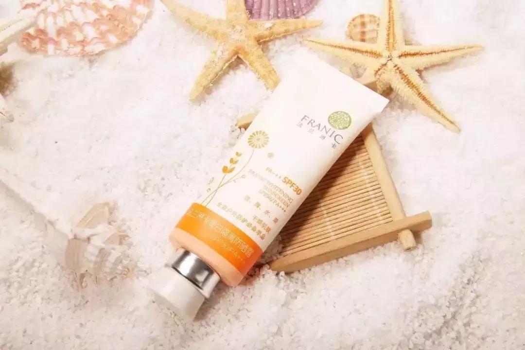 粉底液卡粉是什么原因,粉底液特别干卡粉