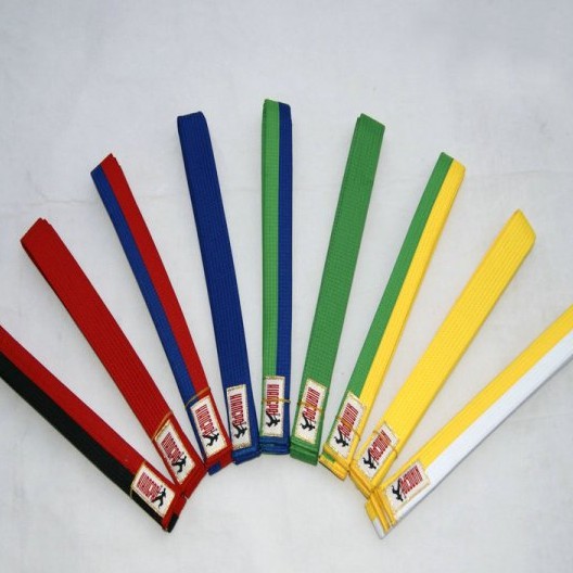 跆拳道单面牙套怎么佩戴,跆拳道绶带的佩戴方法