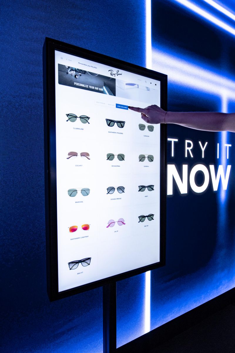 人手1副依视路，眼镜界寡头也打商战，不听话就把收购公司告法庭