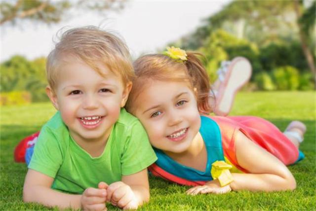 面对胆小懦弱的孩子鼓励其他孩子 (孩子懦弱家长应该怎么教育)