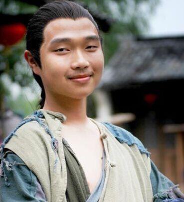 他不被人喜欢，只有周星驰觉得他是天才，他演戏周星驰从不喊卡