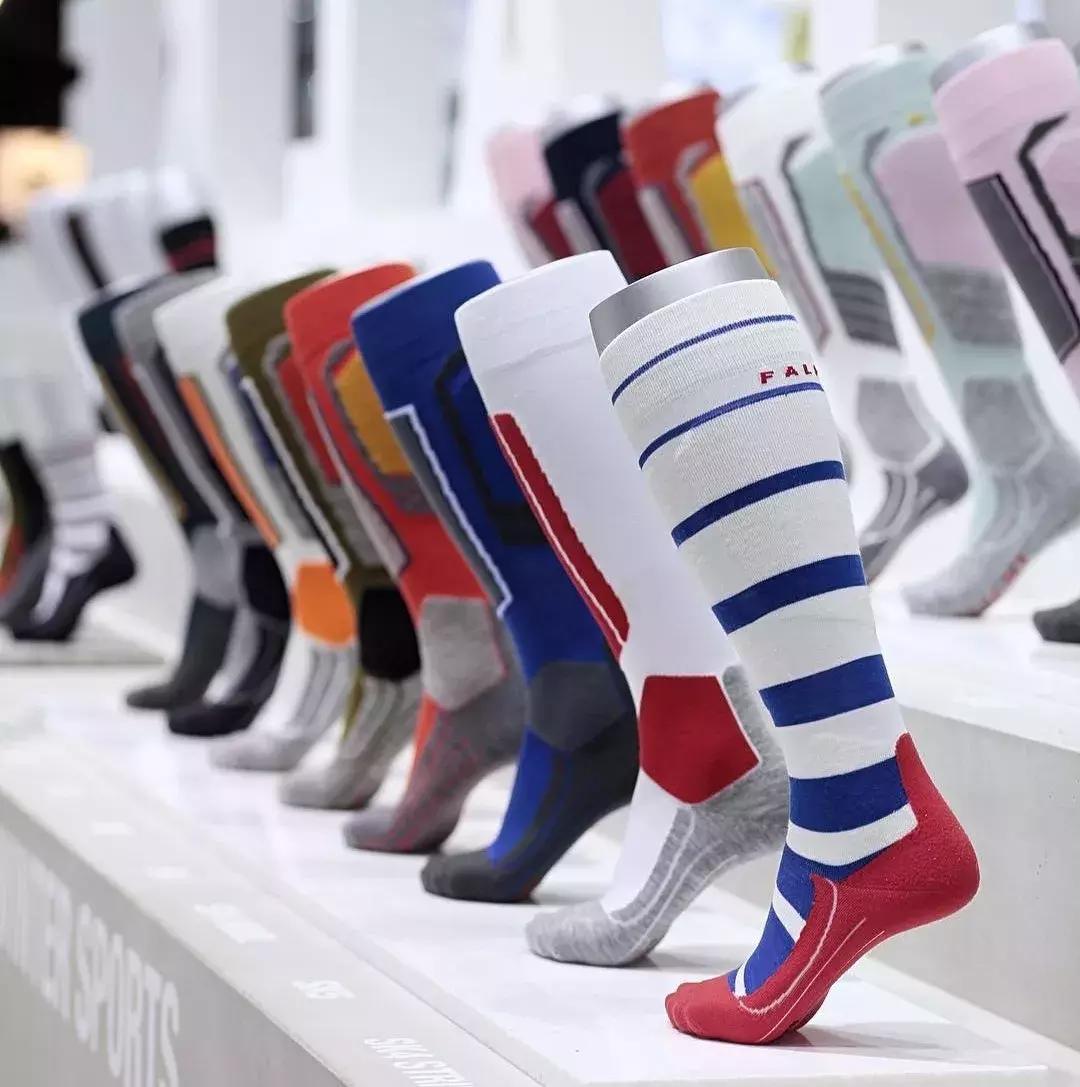 今年秋天别再露脚踝了流行中筒袜,还在露脚踝露袜子高级又时髦