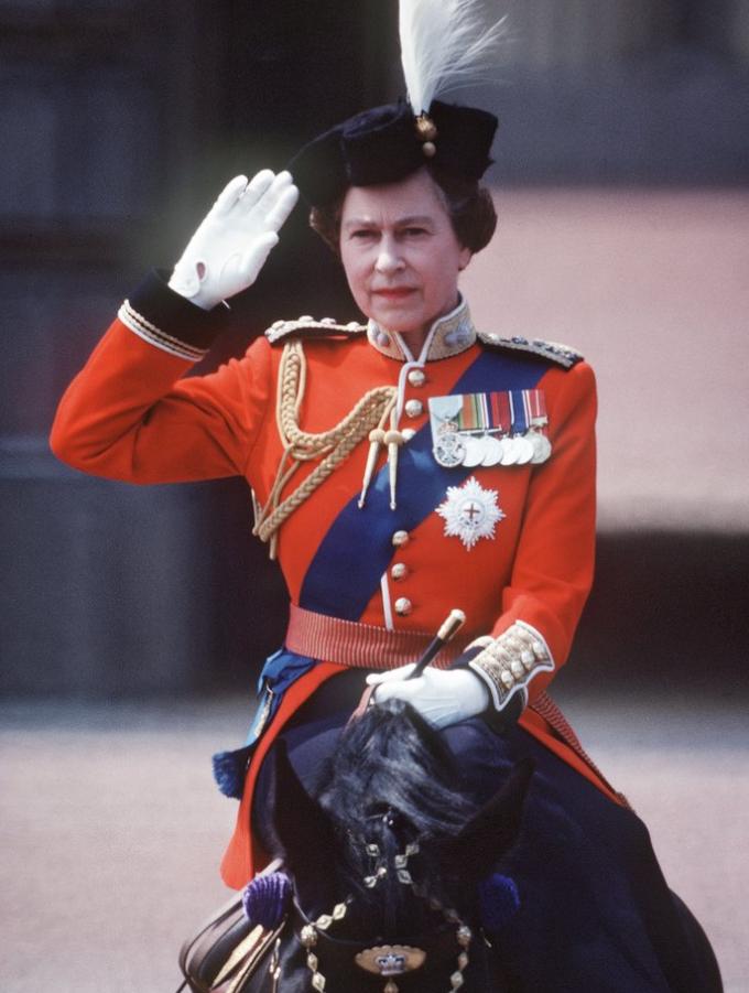 英国女王年轻时上过战场,英国女王差点中枪