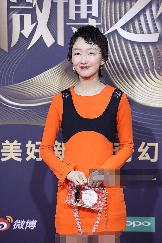 周冬雨穿白色礼服裙大秀美背,周冬雨橘色