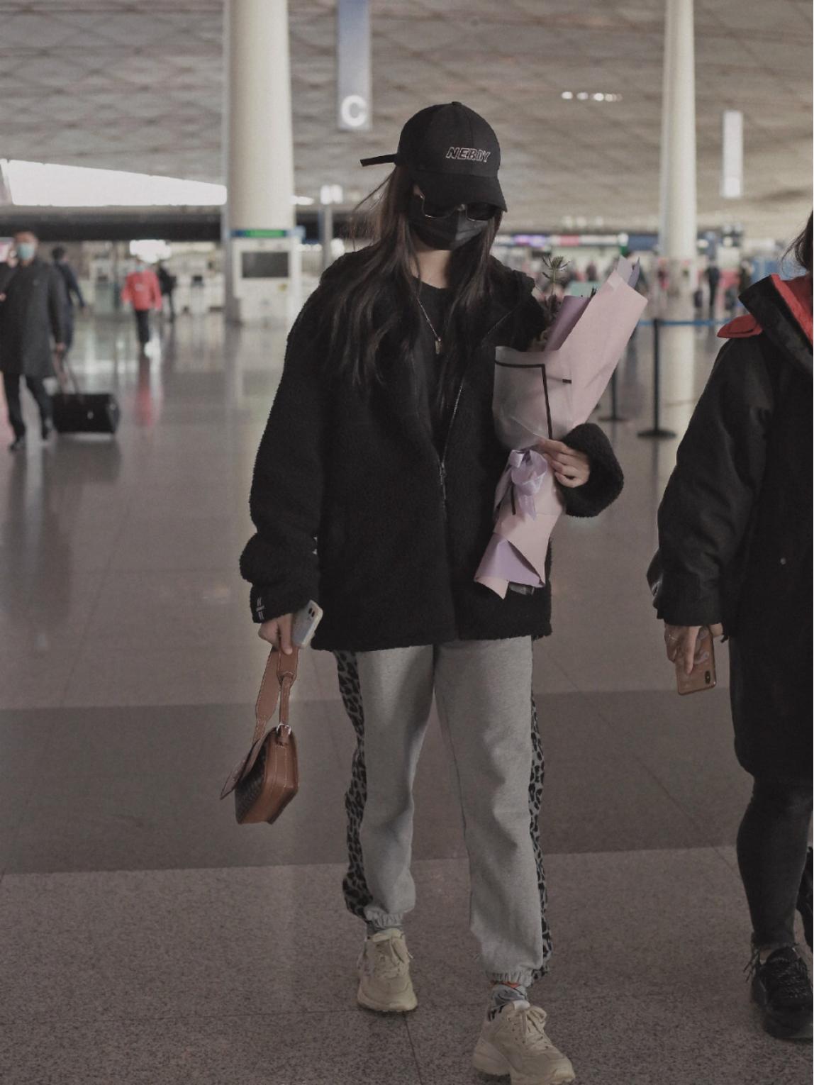 徐艺洋牛仔外套蓝色连衣裙,徐艺洋穿搭大衣外套