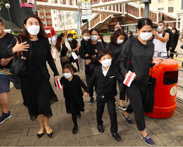 霍启刚郭晶晶罕见公开合照图文,霍启刚奶奶去医院探望郭晶晶视频