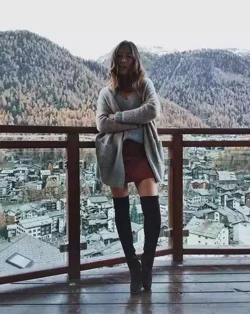 酒红色靴子怎么搭配裙子,驼色靴子黑色裙子怎么搭配衣服