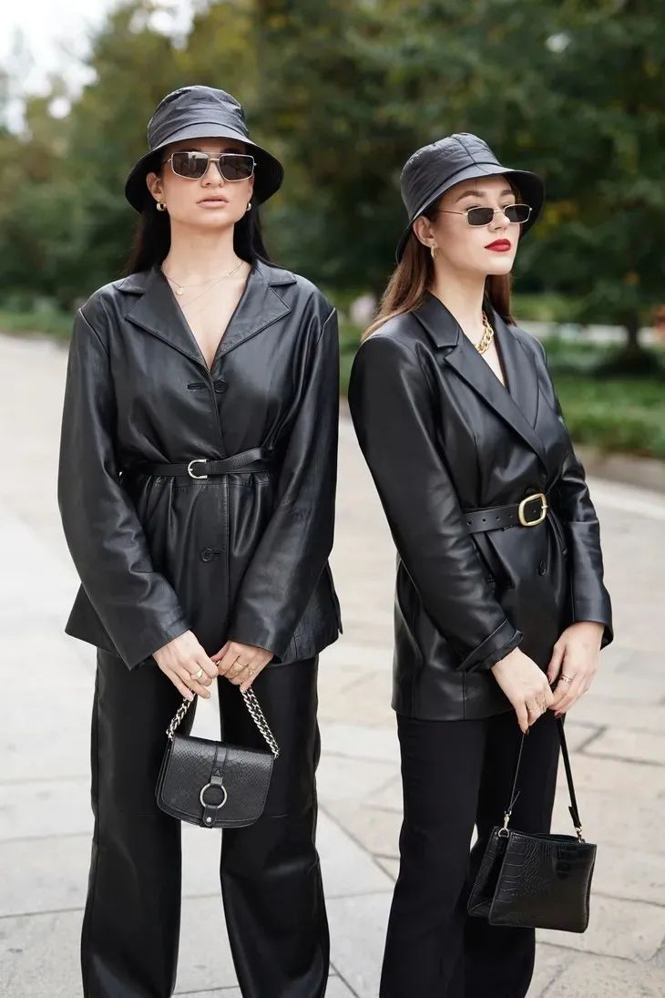 一件皮西装可以有多帅？时髦精们早已给出了答案