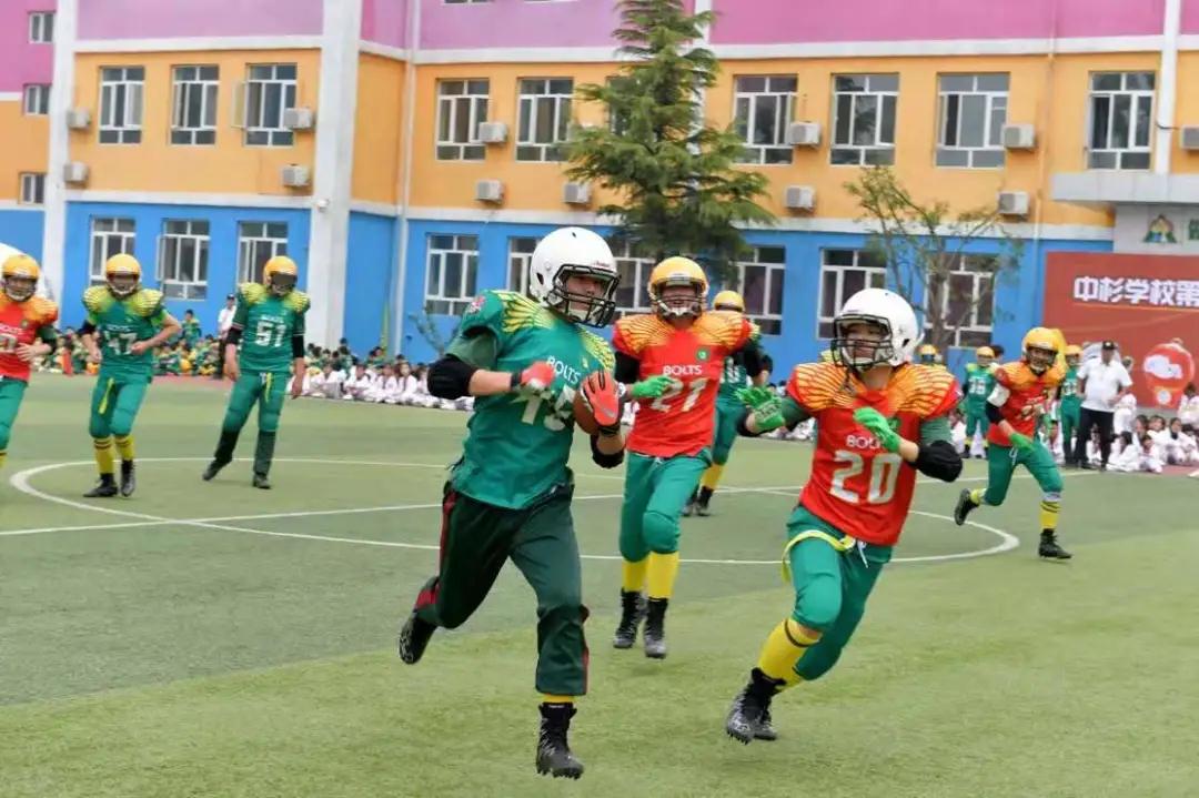 一共有207人参加体操表演,一百多人体育节开场