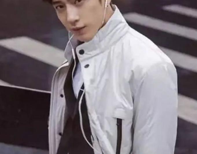 男人40岁穿什么颜色显年轻,男人不管穿啥建议少挑这2种颜色