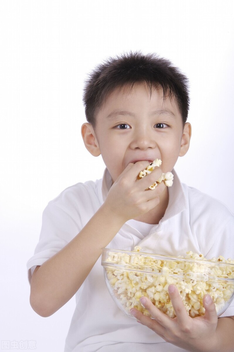 穿恨天高坐地铁的社死现场，两位男士都不忍看这次“崴脚表演”