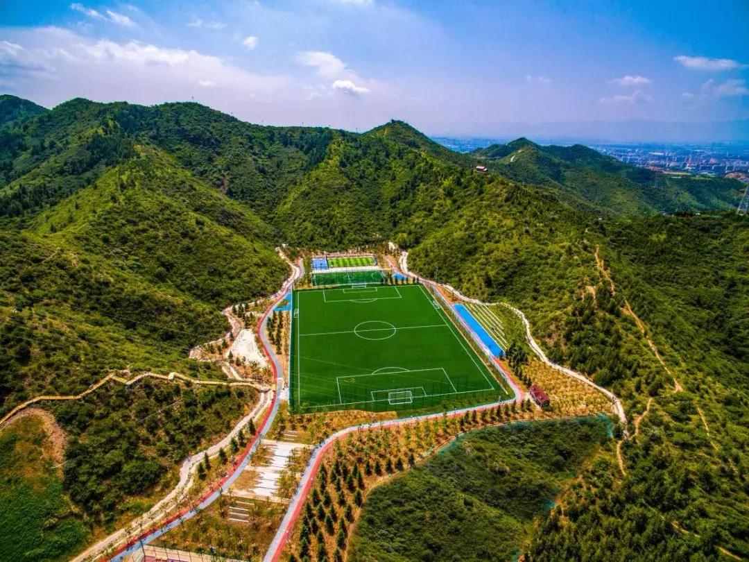 风景超美的足球场,足球场山顶视角