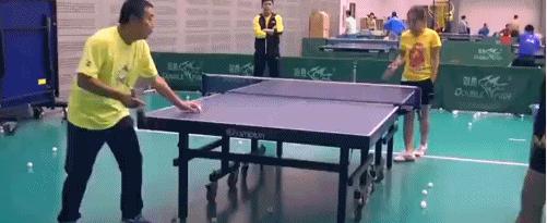 刘国梁陪张继科练发球,刘国梁陪队员打球