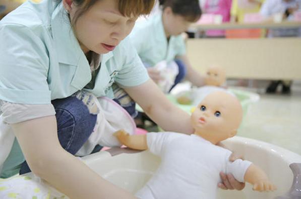 坐月子请保姆还是自己父母好,坐月子要妈妈照顾还是婆婆