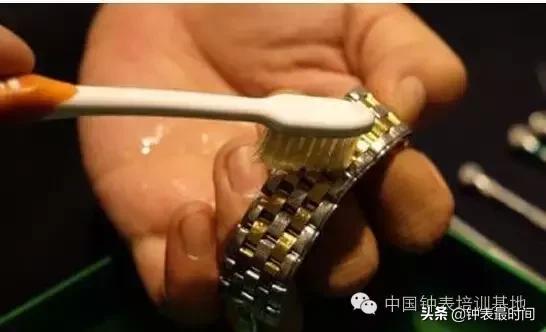 手表表带会越戴越松吗,金属表带容易掉吗