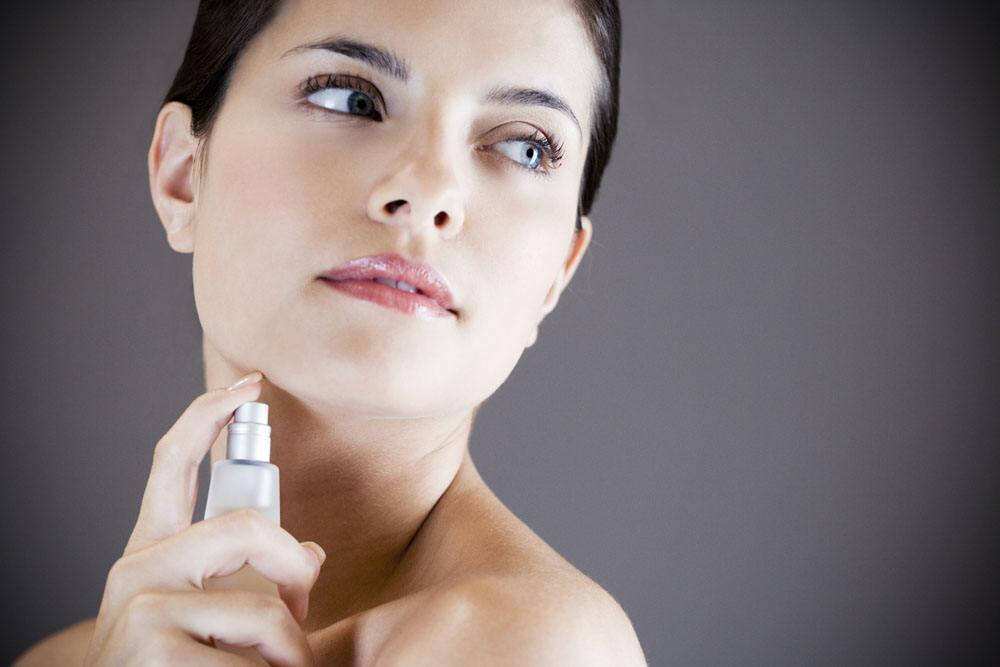 女人喷香水目的,女人开始喷香水说明什么原因