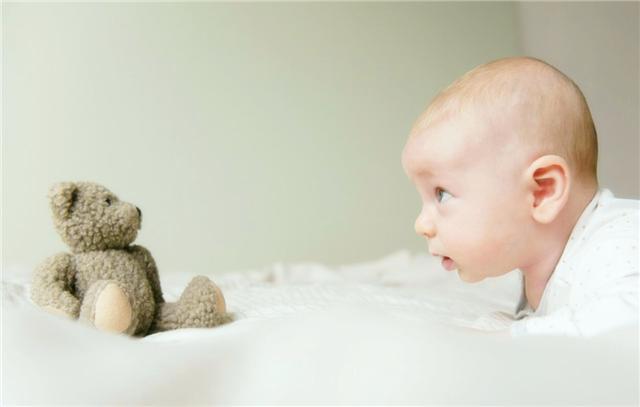 两个月的宝宝后脑勺比较凸怎么睡,宝宝一直侧着睡后脑勺太凸的原因