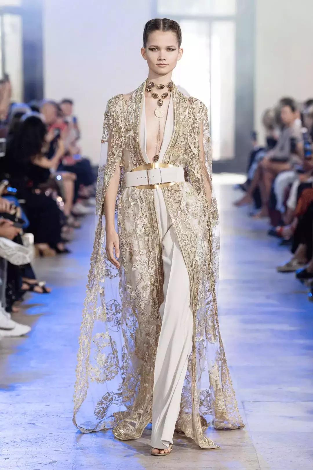 15万颗施华洛世奇水晶,eliesaab婚纱