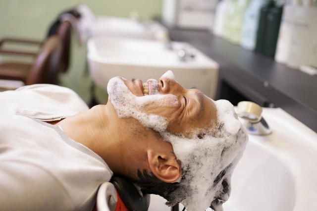 普普通通的小理发店,一个普通的理发店收入有多少