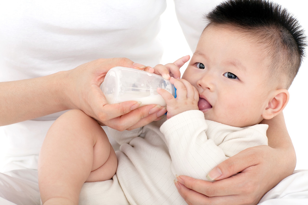 婴儿喂奶粉也是按需喂养吗,新生婴儿喂奶粉需要间隔几个小时