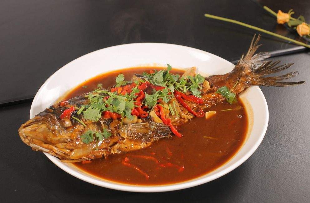 教你怎么制作红烧鱼肉质鲜嫩,最经典红烧鱼的做法鱼肉香酥入味