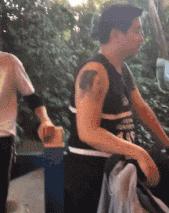 闺蜜生日送蛋糕还是送礼物呢,闺蜜过生日给他送什么零食好呢