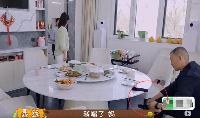 聂远调侃秦子越,聂远秦子越和女儿吃饭谈到成绩