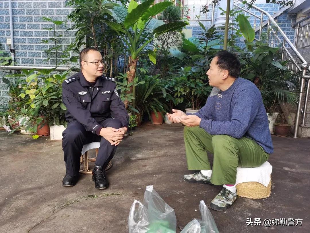 他身患癌症仍心系群众，体埋化疗针管坚守岗位服务群众