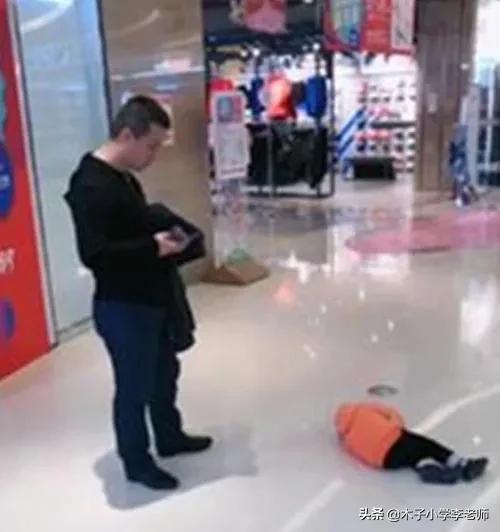 孩子在商场哭闹着要买玩具,孩子在商场要玩具哭闹视频