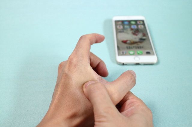 老人拇指痛,被医生封闭治疗后,一口气喘不上,医生急了