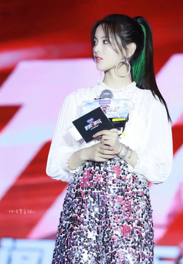 杨超越不愧是“锦鲤”，白衬衫配鱼鳞亮片裙亮相，闪闪发光惹人爱