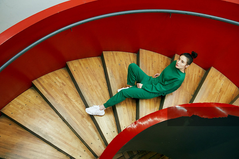 宋佳低丸子头发型,宋佳私服穿搭气质全开