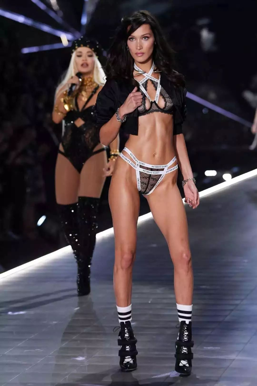 超模bellahadid现场喷制礼服,bellahadid变身复古摩登女郎