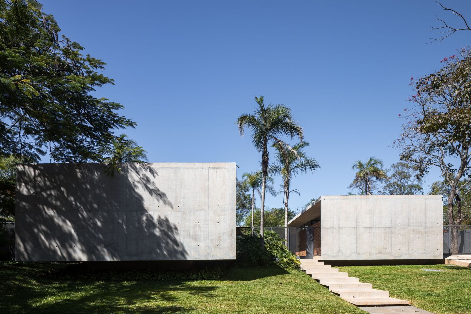 巴西利亚原始的清水混凝土与红砖打造的别墅