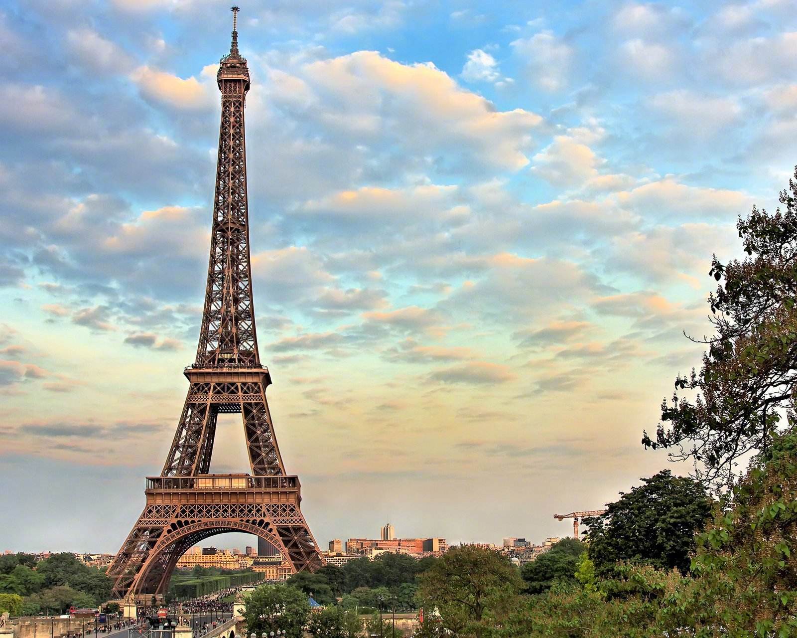 云巴黎旅游 (云旅游这一站出发童话小城布尔津)