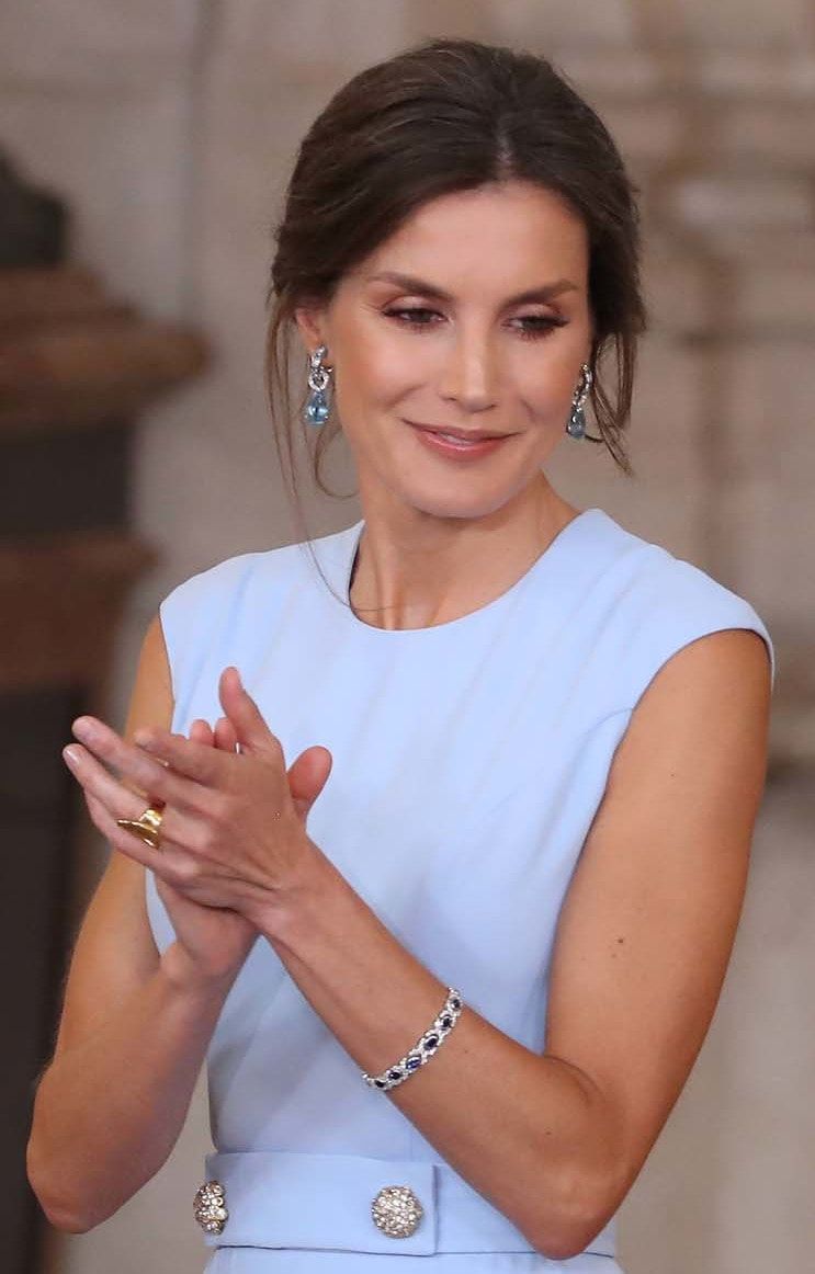 谁说莱蒂齐亚不爱珠宝？光是腕间都很精彩，最爱婆婆送的字母手链