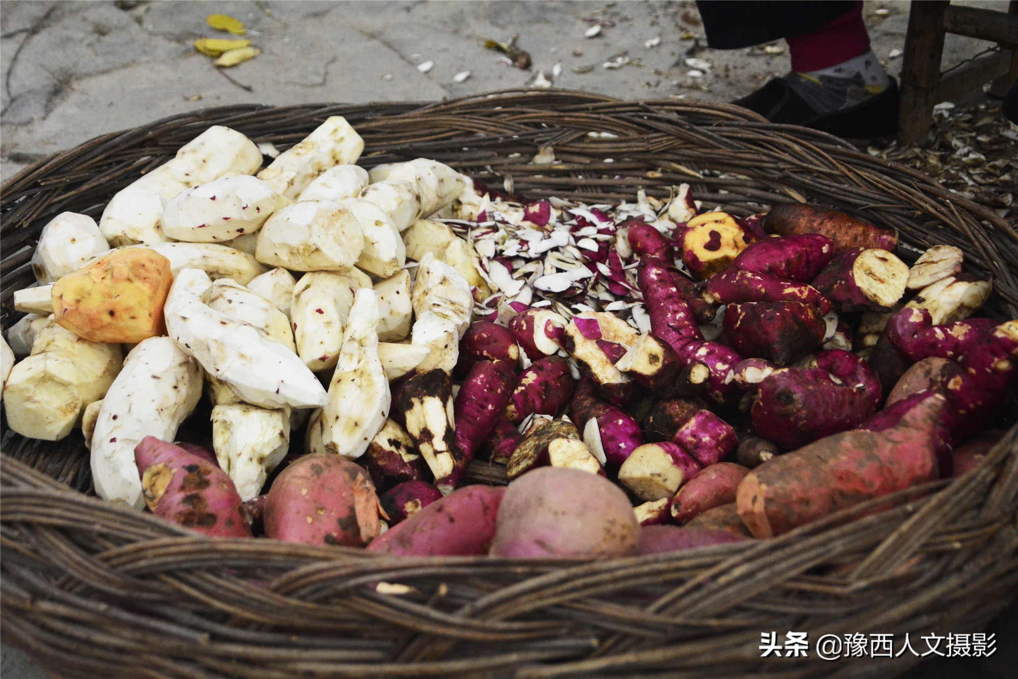 山村老两口想吃碗凉粉，削坏红薯在铁板上磨浆，半天胳膊就肿了