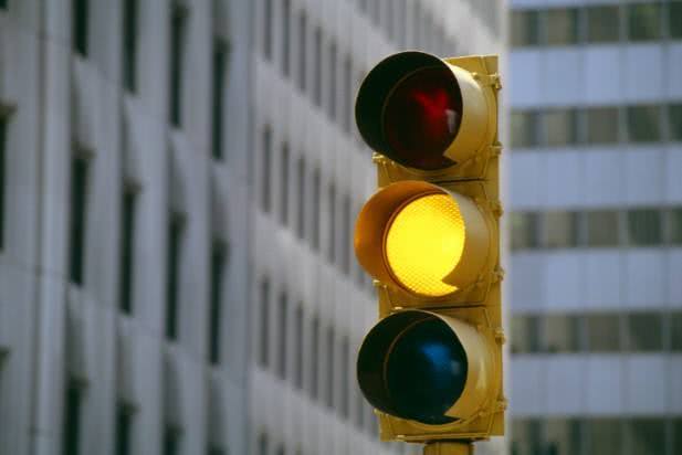 闯黄灯途中变红灯了会怎么样呢,黄灯闪烁时可以闯黄灯吗