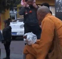 “老婆居然穿这种裤子出门，难怪大家都在看她，太丢脸了！”哈哈