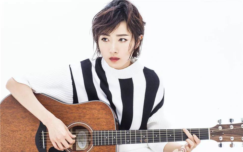 王源弹吉他的视频,王源空手弹吉他的视频