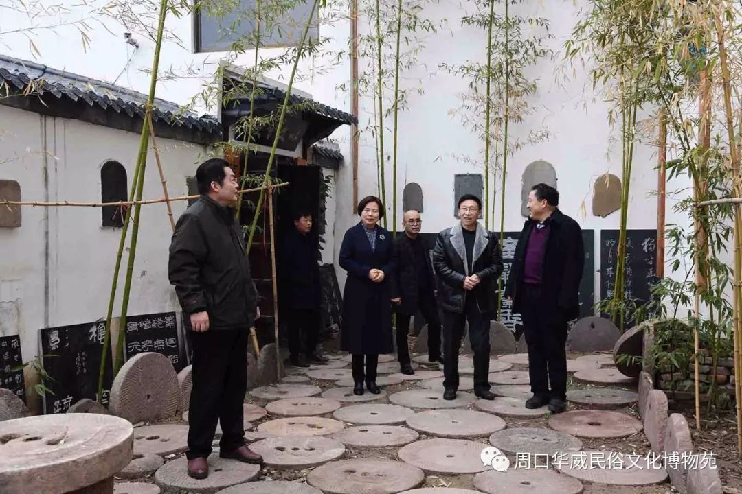 王猛仁诗书创作室在华威博物苑接牌