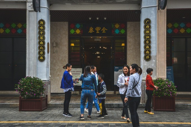 在这个阳光明媚的春季,在这个阳光灿烂的日子里